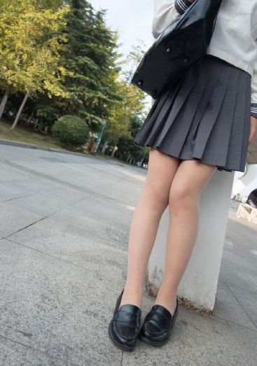 兄妹看电视时当着父母