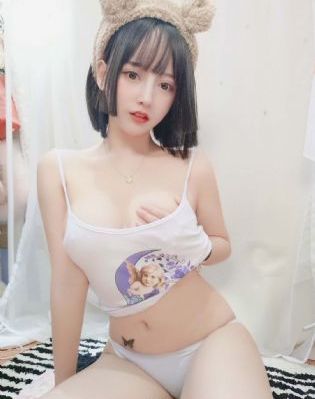 亲嘴舌头伸进去摸她的胸