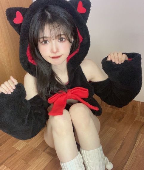 亲嘴舌头伸进去摸她的胸