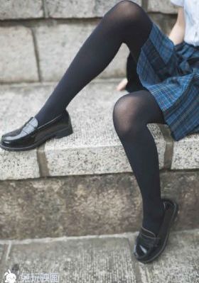 妲己把裤子脱了打开腿让人
