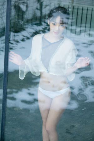 美女把胸全部露出