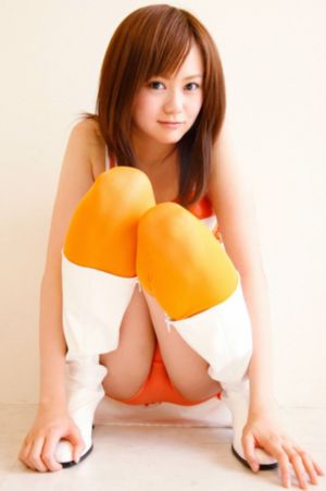 他解开女警的乳罩慢慢揉电影