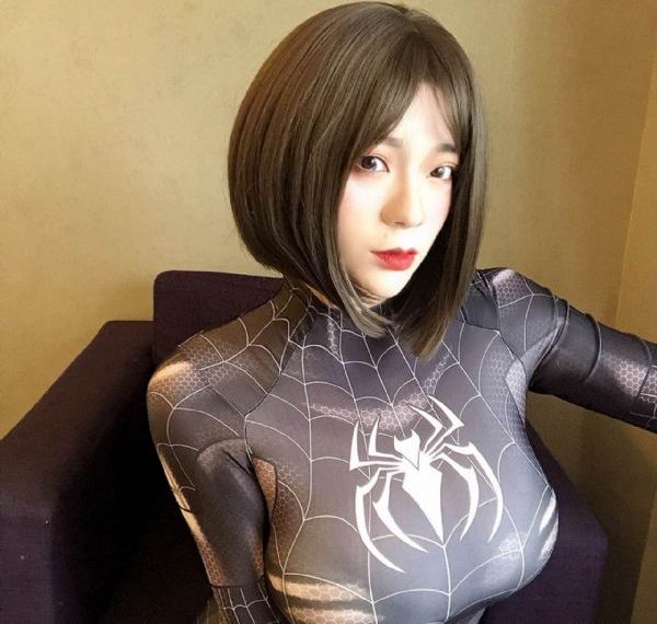 女高中生的腰姿